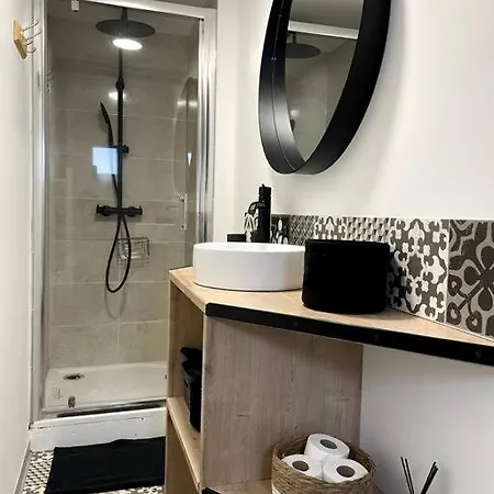 Bel Sur Cour Plein Centre Et Parking Apartment